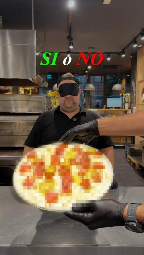 Roman Pizza — Pizzero preparando pizza en acción